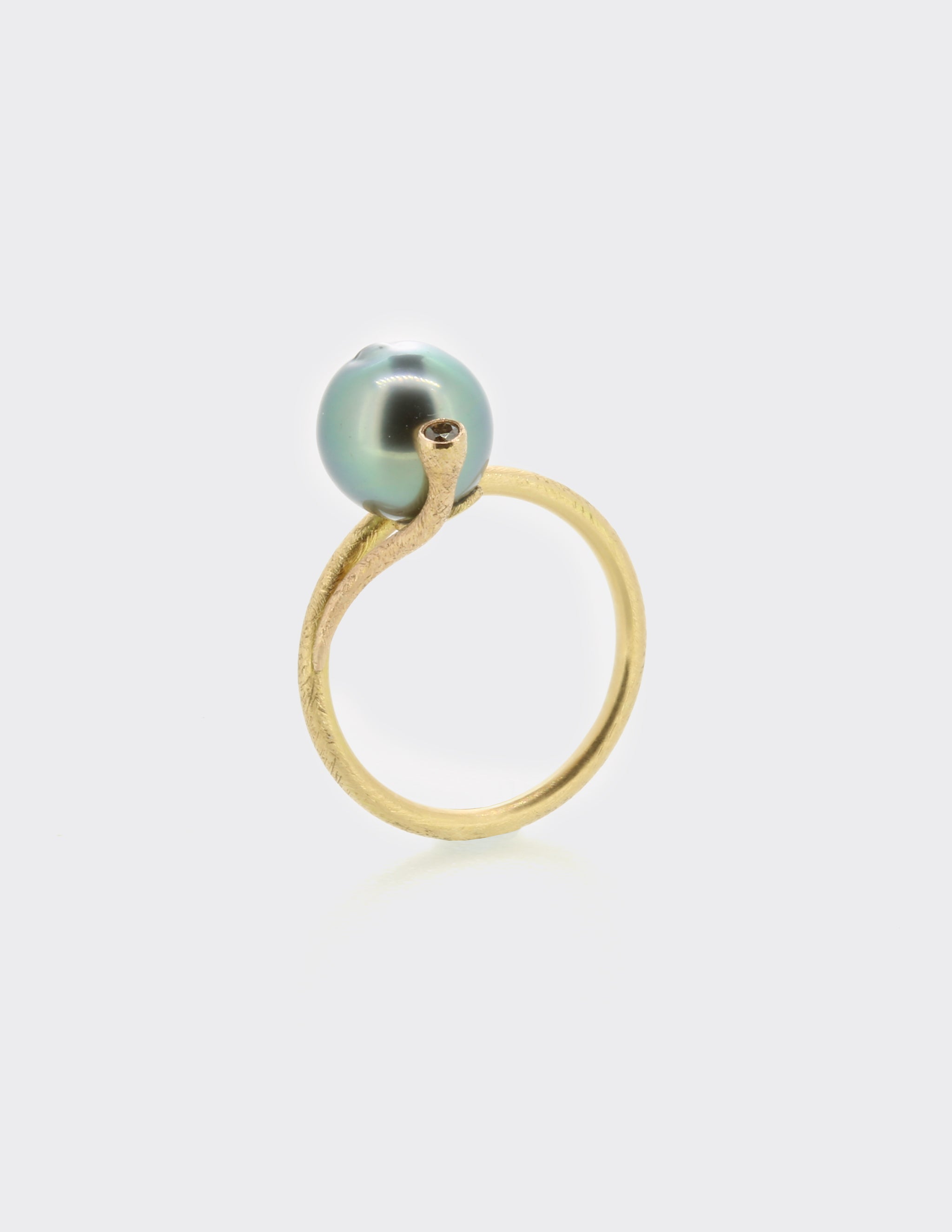 Single pearl and diamond ring