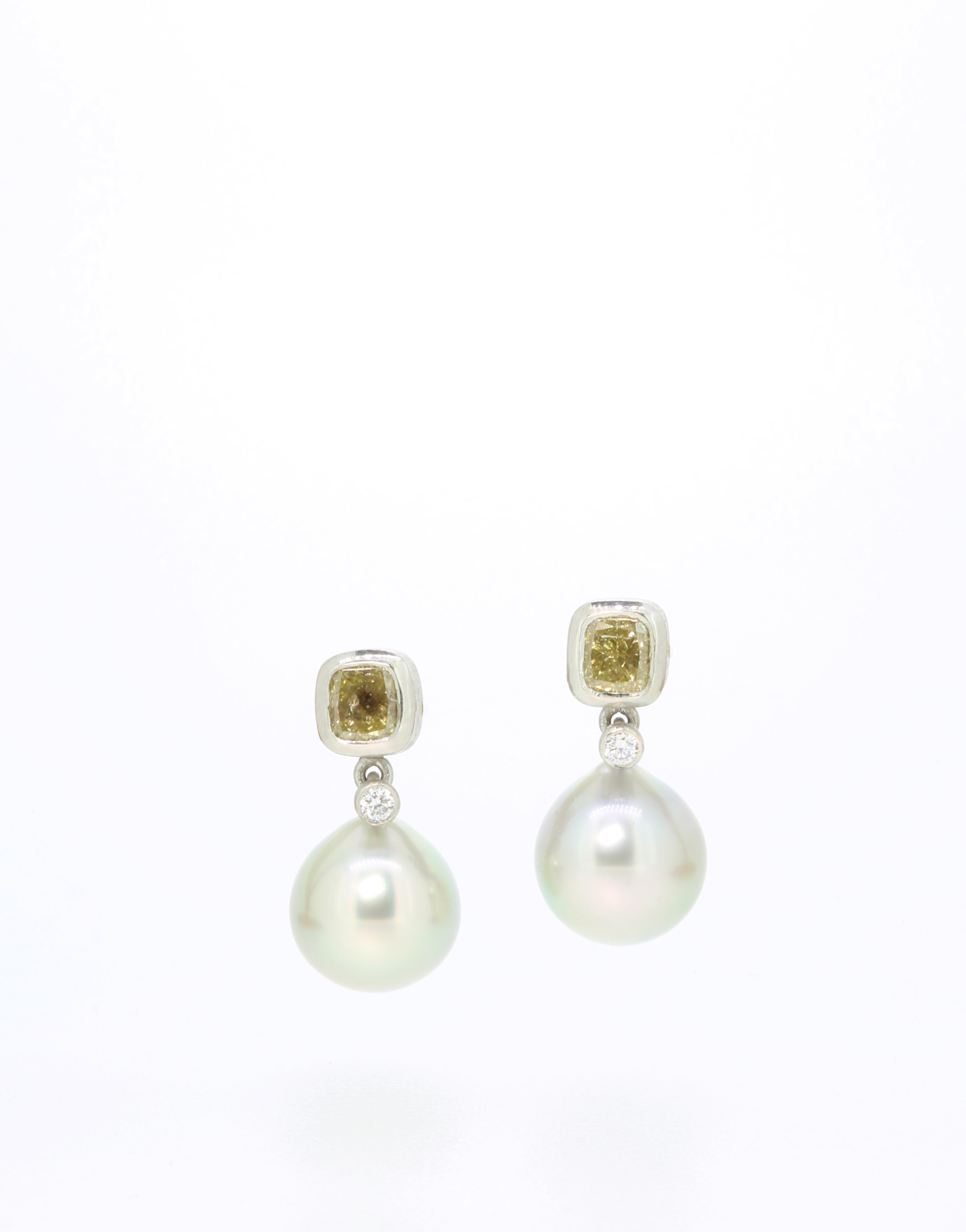 Platinum ear rings with yellow diamonds and light grey Tahitian pearls
