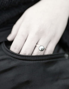 Single pearl and diamond ring